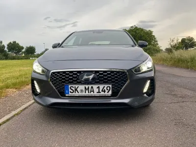 Gebraucht Hyundai i30 Intro Edition 116 PS (85 kW) 2017 Grau Limousine