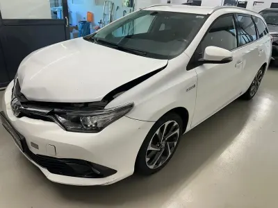 Gebraucht Toyota Auris Touring Sports Design 99 PS (72 kW) 2015 Weiß Kombi