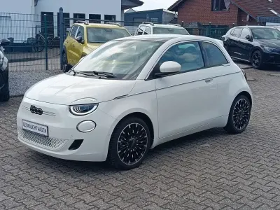 Gebraucht Fiat 500e La Prima 86 kW (118 PS) 2023 Gelato weiß Kleinwagen