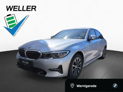 Gebraucht BMW 330e Shadowline 292 PS (214 kW) 2022 Glaciersilber (silber) Limousine