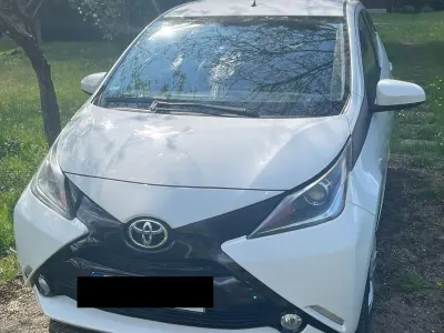 Gebraucht Toyota Aygo X-play 69 PS (50 kW) 2015 Weiß Kleinwagen