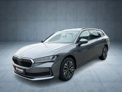 Neu Skoda Superb Selection 150 PS (110 kW) 2026 Grau Kombi