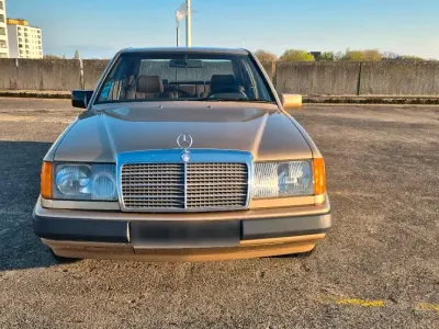 Gebraucht Mercedes 230 136 PS (100 kW) 1987 Gold Limousine