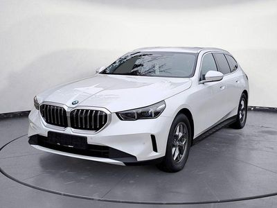 Weiß Neu 2025 BMW 520 Sport Line Kombi | 64.430 € (Superpreis)