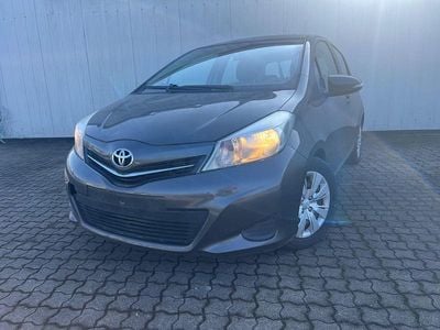 Gebraucht Toyota Yaris 90 PS (66 kW) 2012 Grau Kleinwagen