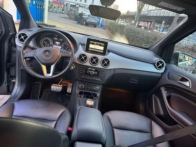 Gebraucht Mercedes B180 Style 122 PS (89 kW) 2014 Grau Van / Kleinbus