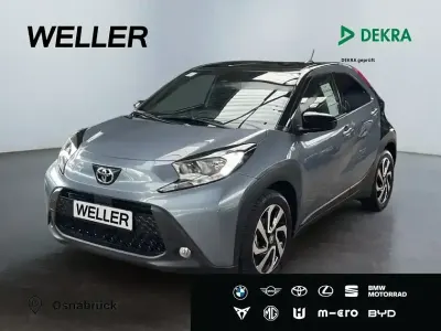 Gebraucht Toyota Aygo 72 PS (52 kW) 2025 Celestite grey metallic / dach mysticschwarz mica (grau) Kleinwagen