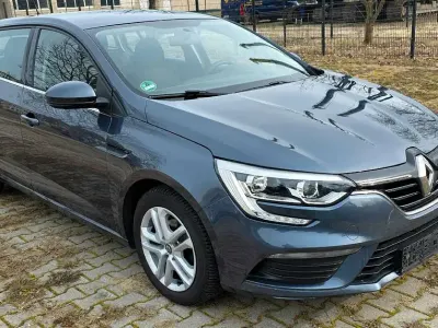 Używany Renault Mégane Life 101 KM (74 kW) 2017 Szary Sedan/Limuzyna