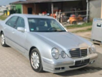 Gebraucht Mercedes E270 Elegance 190 PS (139 kW) 2001 Silber Limousine