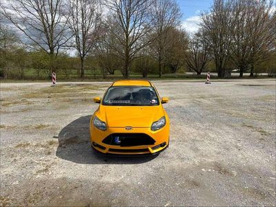 Gebraucht Ford Focus ST 250 PS (183 kW) 2014 Gelb Limousine