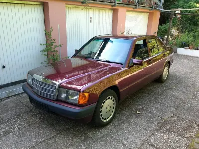 Używany Mercedes 190 Avantgarde 109 KM (80 kW) 1992 Czerwony Sedan/Limuzyna