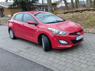 Gebraucht Hyundai i30 99 PS (72 kW) 2014 Rot Limousine