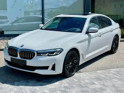 Gebraucht BMW 530 Sport Line 286 PS (210 kW) 2023 Weiß Limousine