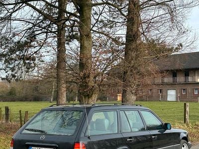 Schwarz Gebraucht 1995 Mercedes E280 Kombi | 7.990 €