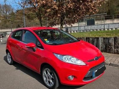 Gebraucht Ford Fiesta Titanium 95 PS (69 kW) 2012 Rot Kleinwagen