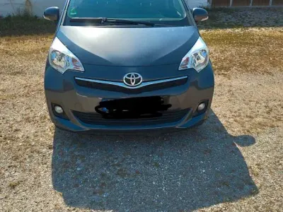 Gebraucht Toyota Verso-S Club 99 PS (72 kW) 2011 Grau Van / Kleinbus