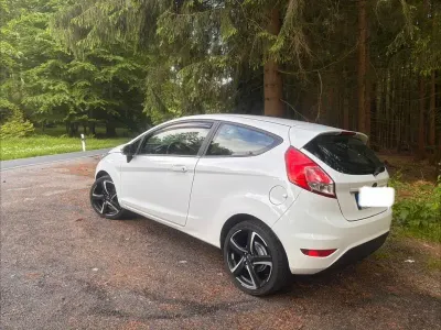 Gebraucht Ford Fiesta Trend 60 PS (44 kW) 2017 Weiß Kleinwagen