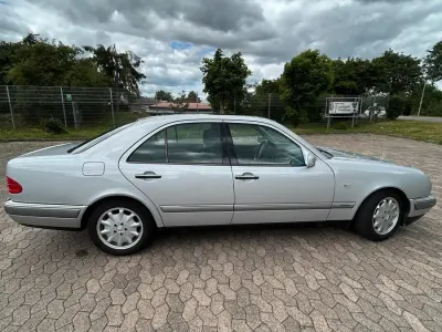 Gebraucht Mercedes E280 204 PS (150 kW) 1999 Silber Limousine