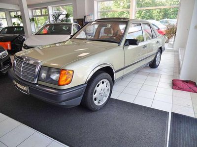 Usata Mercedes E230 136 CV (100 kW) 1985 Argento Berlina