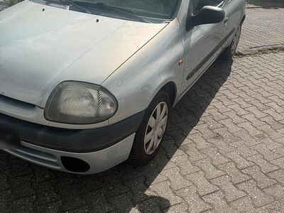 Second-hand Renault Clio II 59 CP (43 kW) 1999 Argintiu Berlinǎ