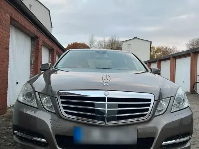 Gebraucht Mercedes E220 Avantgarde 170 PS (125 kW) 2012 Andere farben Limousine