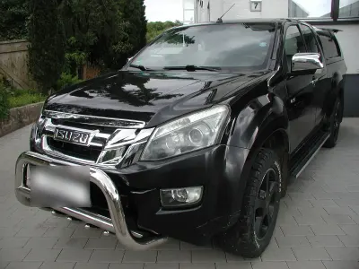 Käytetty Isuzu Pick up 165 HP (121 kW) 2016 Musta Nouto