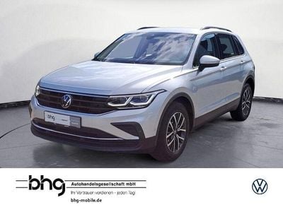 Reflexsilber metallic Gebraucht 2023 VW Tiguan Life SUV | 25.880 € (Superpreis)