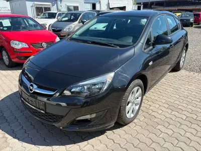 Gebraucht Opel Astra Edition 116 PS (85 kW) 2014 Schwarz Limousine