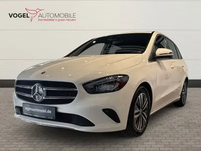 Używany Mercedes B200 Progressive 163 KM (119 kW) 2023 Biały Minivan