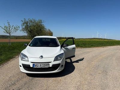 Second-hand Renault Mégane 101 CP (74 kW) 2011 Alb Berlinǎ
