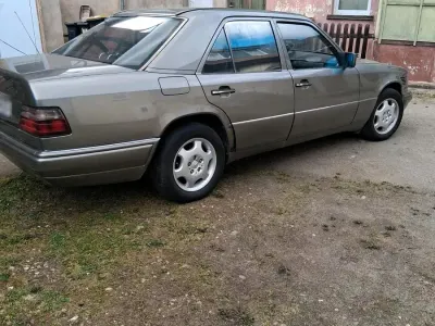 Gebraucht Mercedes E300 136 PS (100 kW) 1994 Andere farben Limousine