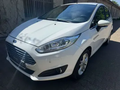 Gebraucht Ford Fiesta Titanium 95 PS (69 kW) 2015 Weiß Kleinwagen