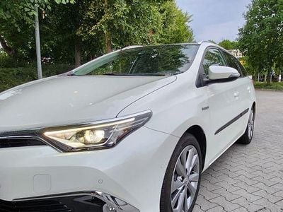 Second-hand Toyota Auris Touring Sports Executive 136 CP (100 kW) 2016 Alb Break