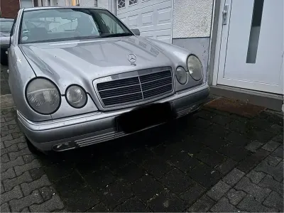 Gebraucht Mercedes E200 143 PS (105 kW) 1996 Silber Limousine