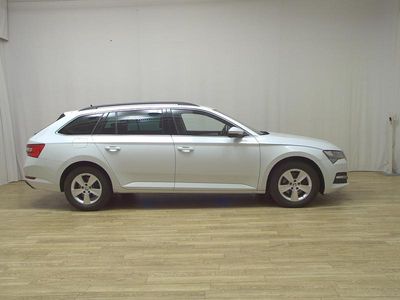 Weiss Gebraucht 2022 Skoda Superb Ambition Kombi | 16.480 € (Guter Preis)