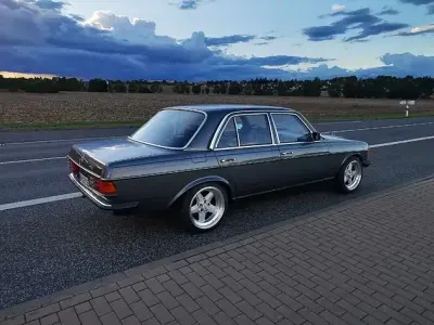 Gebraucht Mercedes 200 109 PS (80 kW) 1981 Grau Limousine