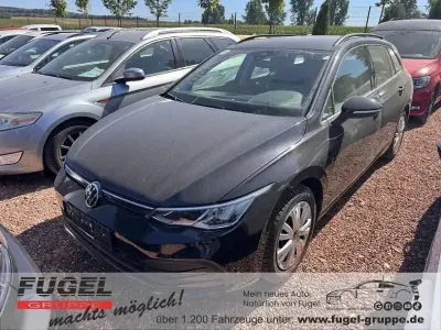 Gebraucht VW Golf VIII Life 131 PS (96 kW) 2023 Deep black perleffekt Kombi