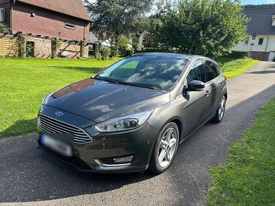Grau Gebraucht 2015 Ford Focus Titanium Limousine | 6.199 € (Fairer Preis)