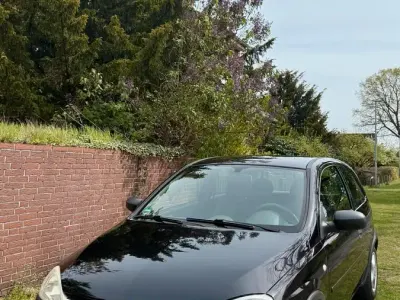 Używany Opel Corsa 90 KM (66 kW) 2002 Czarny Hatchback