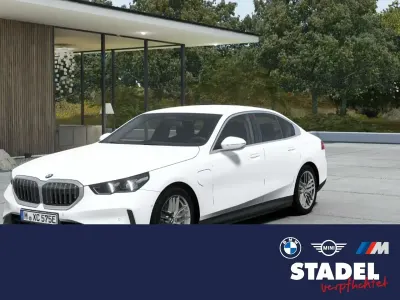Neu BMW 550e Sport Line 489 PS (359 kW) 2025 Alpinweiß Limousine