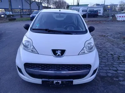 Gebraucht Peugeot 107 68 PS (50 kW) 2010 Weiß Kleinwagen
