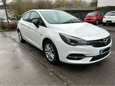 Używany Opel Astra Design Edition 131 KM (96 kW) 2021 Biały Sedan/Limuzyna