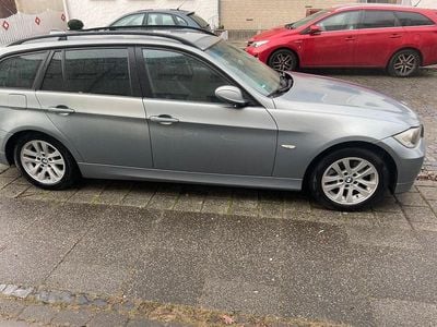 Grau Gebraucht 2006 BMW 320 Kombi | 2.200 € (Etwas zu teuer)