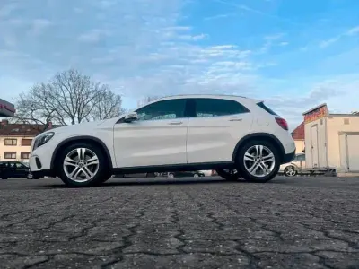 Gebraucht Mercedes GLA250 Style 211 PS (155 kW) 2019 Weiß SUV