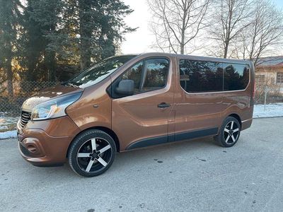 Braun Gebraucht 2015 Renault Trafic Van / Kleinbus | 15.700 € (Teuer)