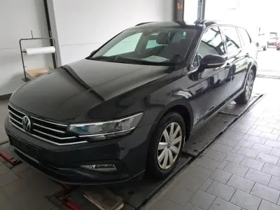 Begagnad VW Passat Conceptline 122 HK (89 kW) 2021 Grå Kombi