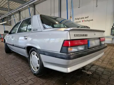 Käytetty Renault R25 110 HP (80 kW) 1989 Hopea Viistoperä