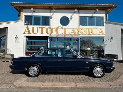 Second-hand Jaguar XJ8 284 CP (208 kW) 2000 Albastru Berlinǎ