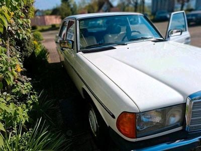 Second-hand Mercedes E230 136 CP (100 kW) 1984 Alb Berlinǎ