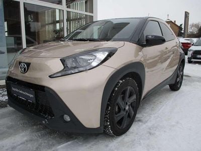 Gebraucht Toyota Aygo Pulse 72 PS (52 kW) 2023 Ginger beige / night sky black Kleinwagen